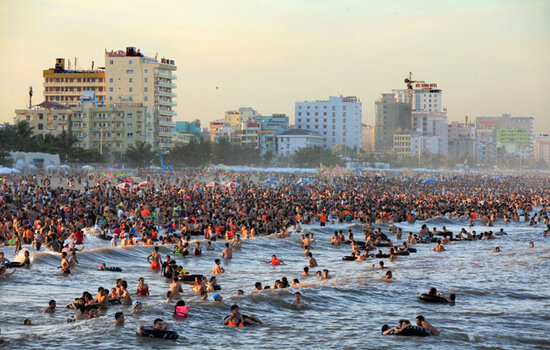 Biển Sầm Sơn, Đà Nẵng cực đông khách tháng 6-7